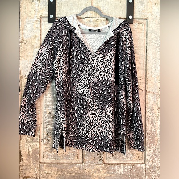 Casual top with hood - Picture 2 of 3